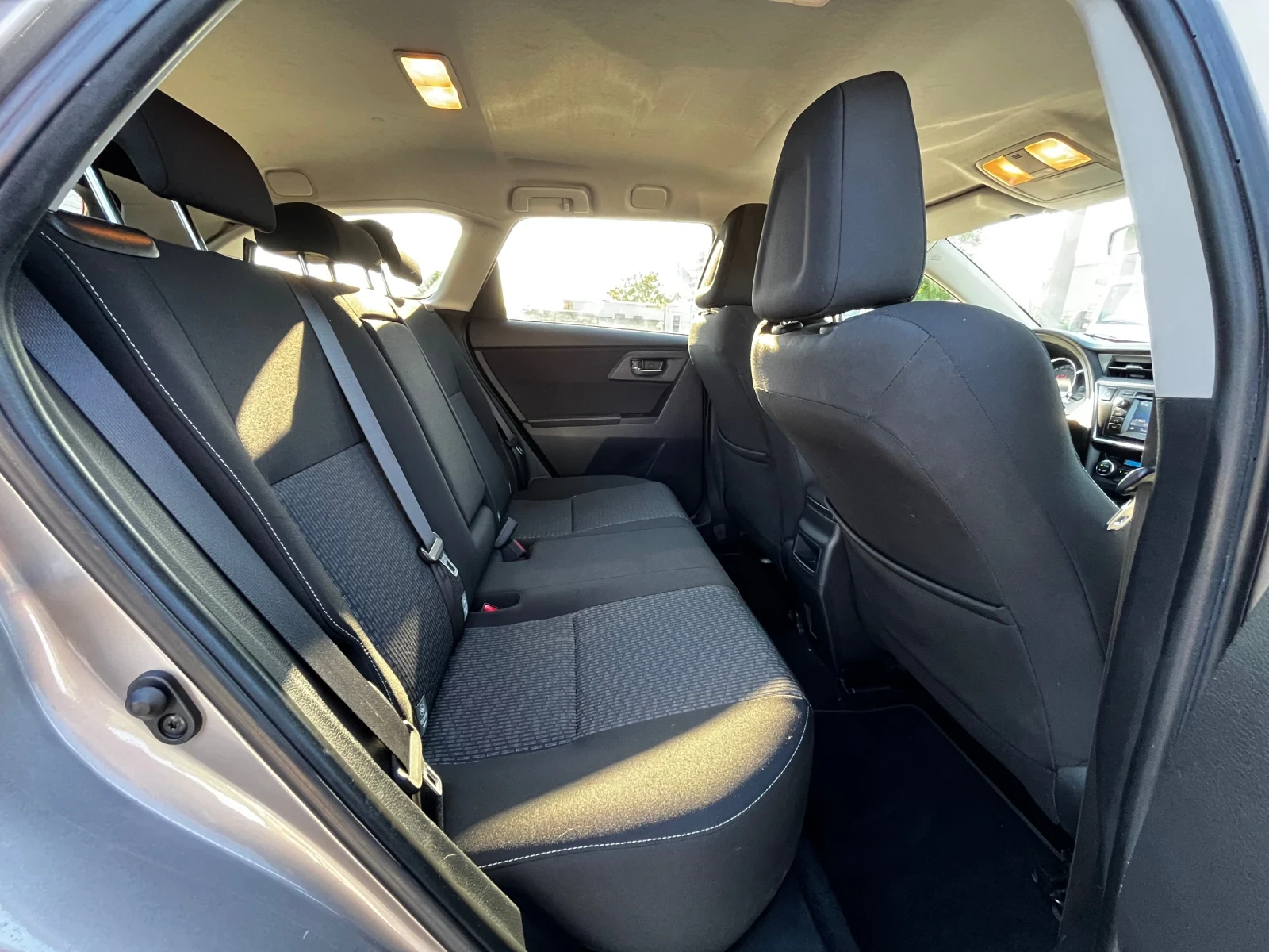 Toyota Auris 1.33i Sports Tourer, снимка 11 - Автомобили и джипове - 54681308