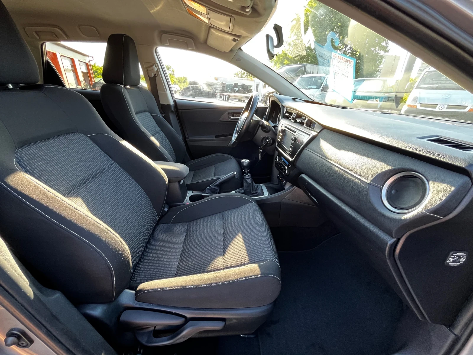 Toyota Auris 1.33i Sports Tourer, снимка 10 - Автомобили и джипове - 54681308