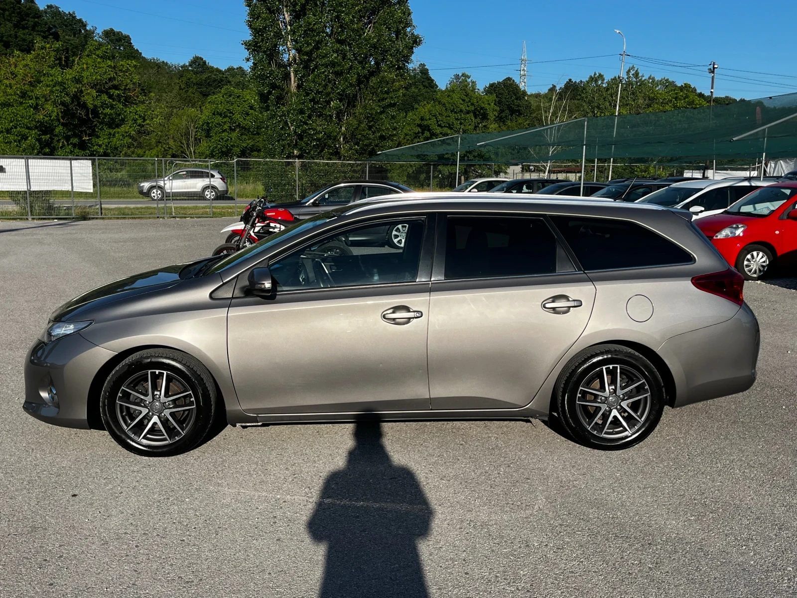 Toyota Auris 1.33i Sports Tourer, снимка 2 - Автомобили и джипове - 54681308