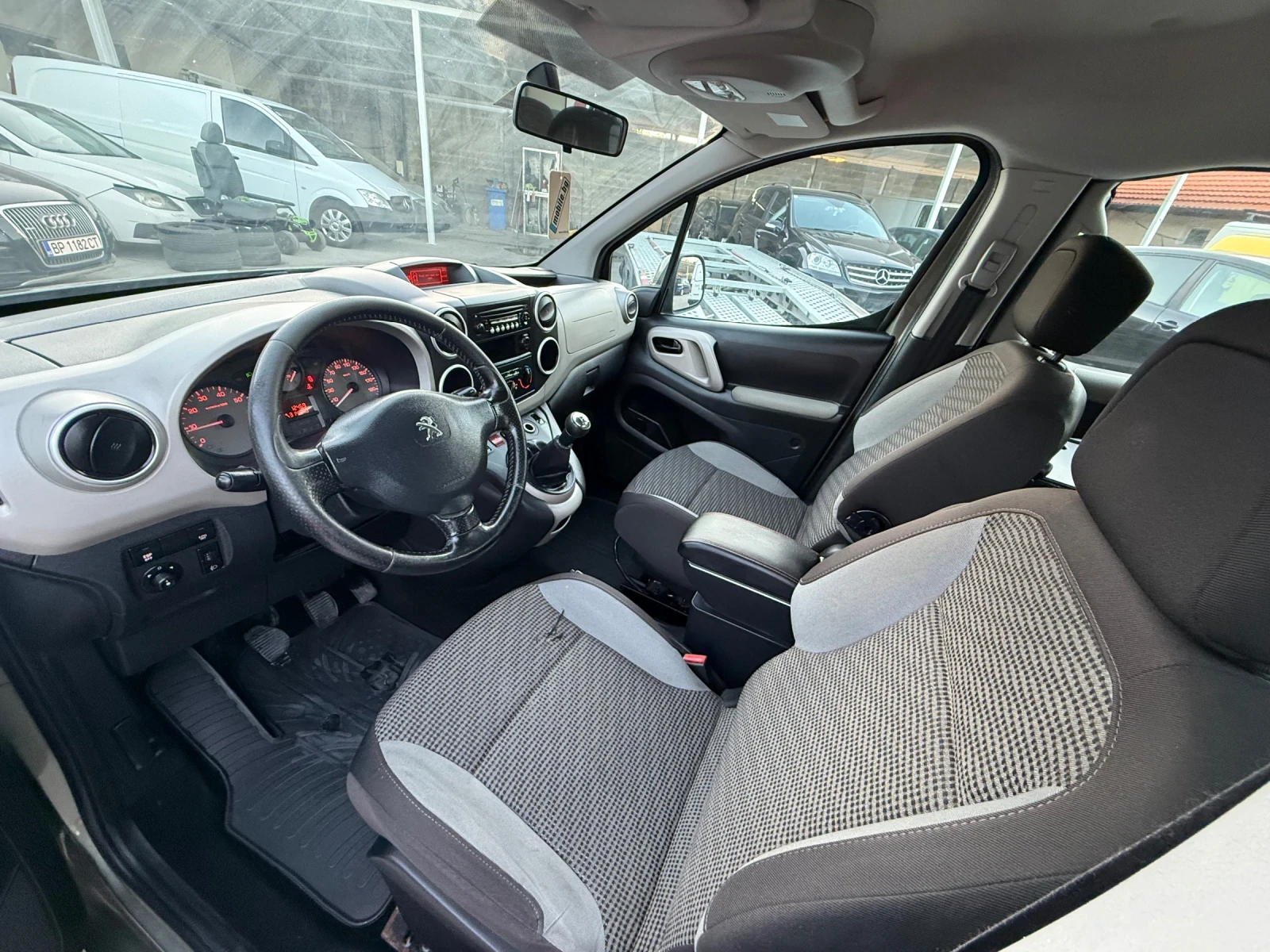 Peugeot Partner Tepee 1.6HDI ЛИЗИНГ, снимка 9 - Автомобили и джипове - 56188921