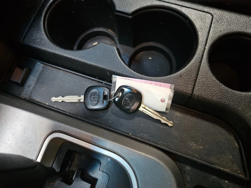 Toyota Tundra * SR5 CREW CAB STD BED * CARFAX * БЕЗ ПЪРВОНАЧАЛНА, снимка 8 - Автомобили и джипове - 52972937