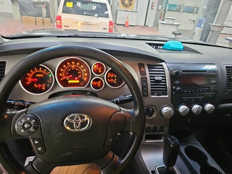 Toyota Tundra * SR5 CREW CAB STD BED * CARFAX * БЕЗ ПЪРВОНАЧАЛНА, снимка 10 - Автомобили и джипове - 52972937