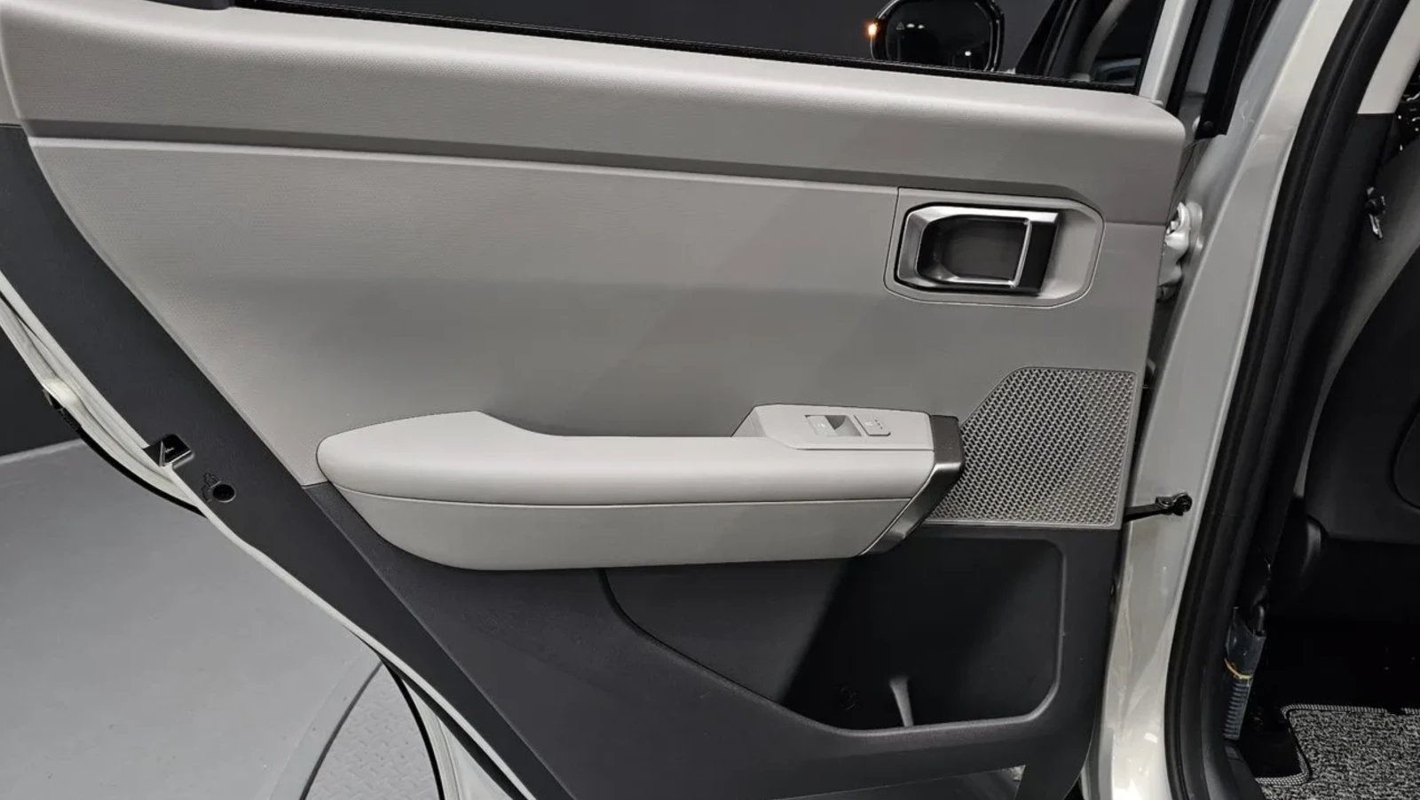 Kia Seltos 1.6 HYBRID / SIGNATURE / 360 КАМЕРИ / ОБДУХ, снимка 9 - Автомобили и джипове - 54750936