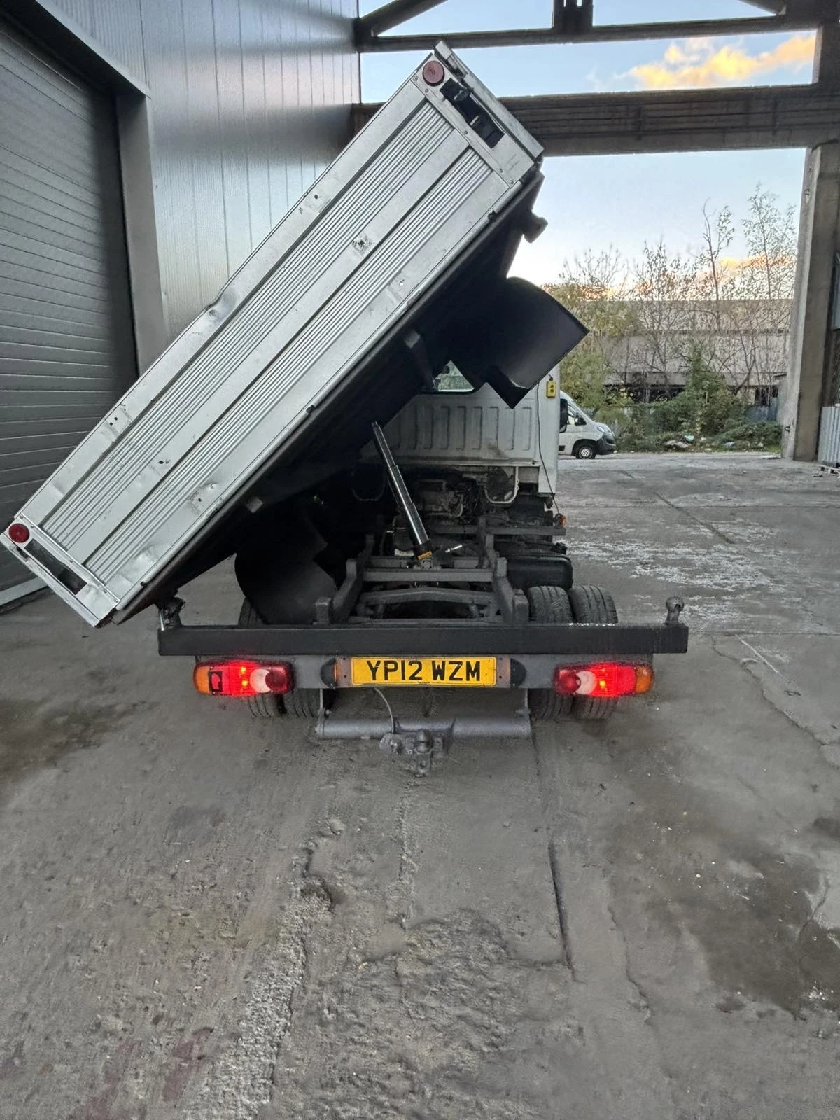 Nissan Capstar Тристранен самосвал - изображение 2