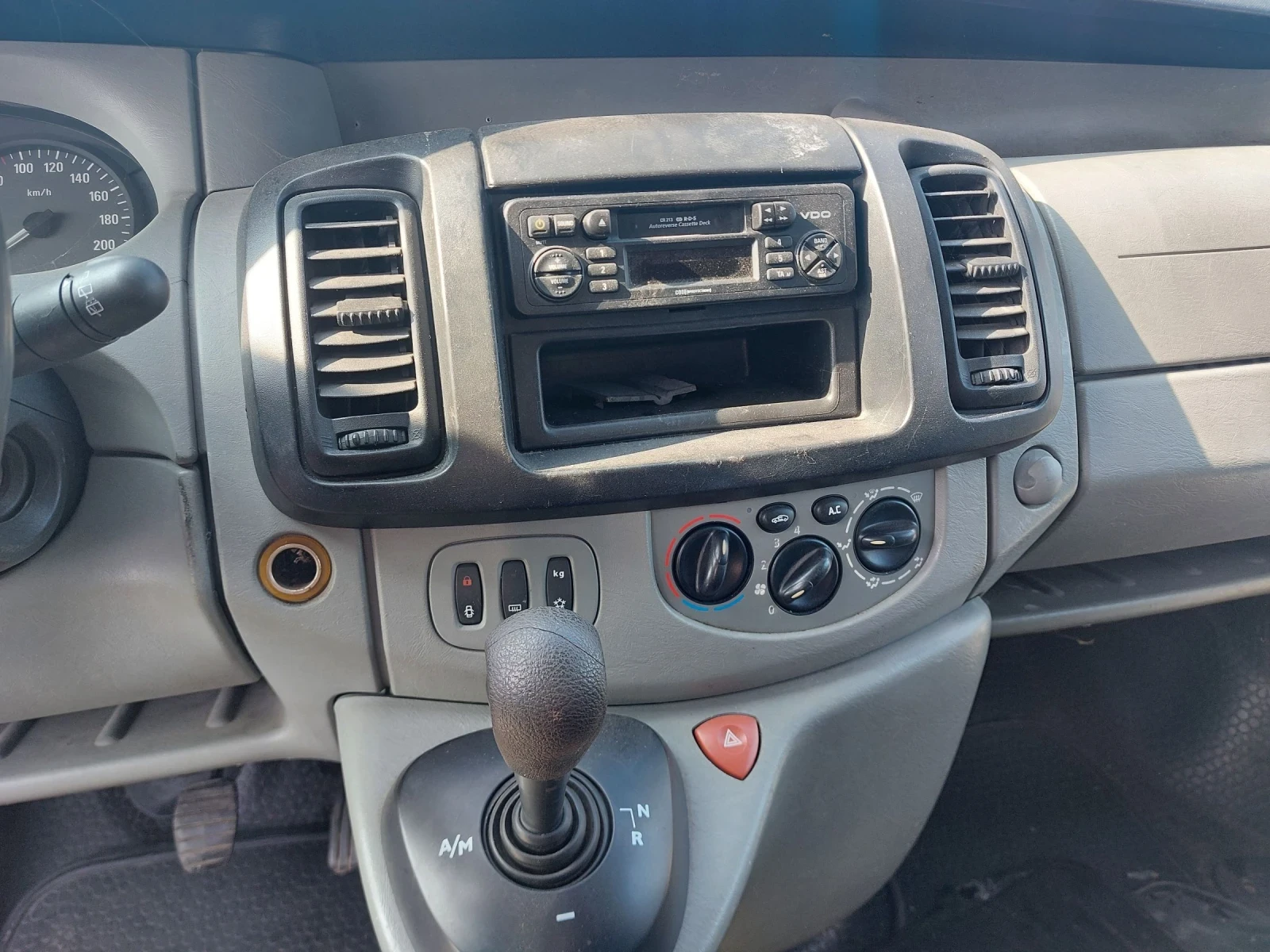 Opel Vivaro 2.5CDTI AUTOMAT NOV VNOS GERMANY, снимка 13 - Бусове и автобуси - 53735880