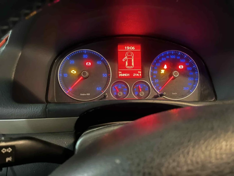 VW Touran, снимка 8 - Автомобили и джипове - 52081788