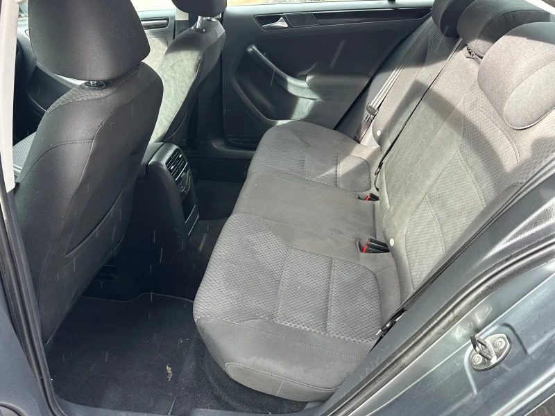 VW Jetta 1.6 TDI- РЕГИСТРИРАНА, снимка 11 - Автомобили и джипове - 53022726