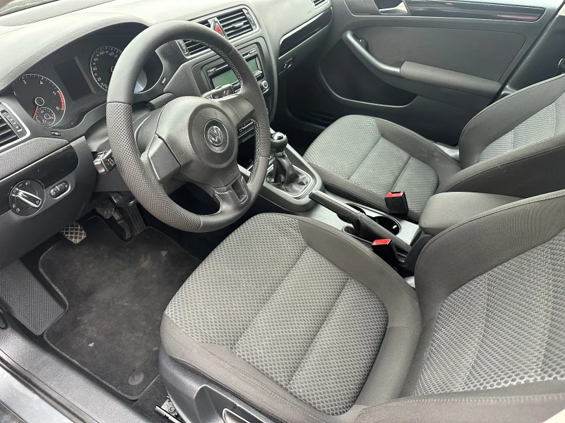 VW Jetta 1.6 TDI- РЕГИСТРИРАНА, снимка 7 - Автомобили и джипове - 53022726