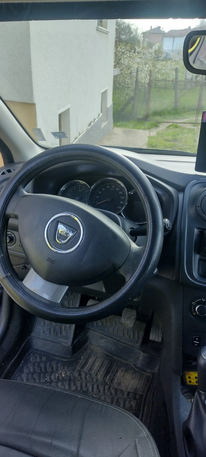 Dacia Logan, снимка 8 - Автомобили и джипове - 53993736