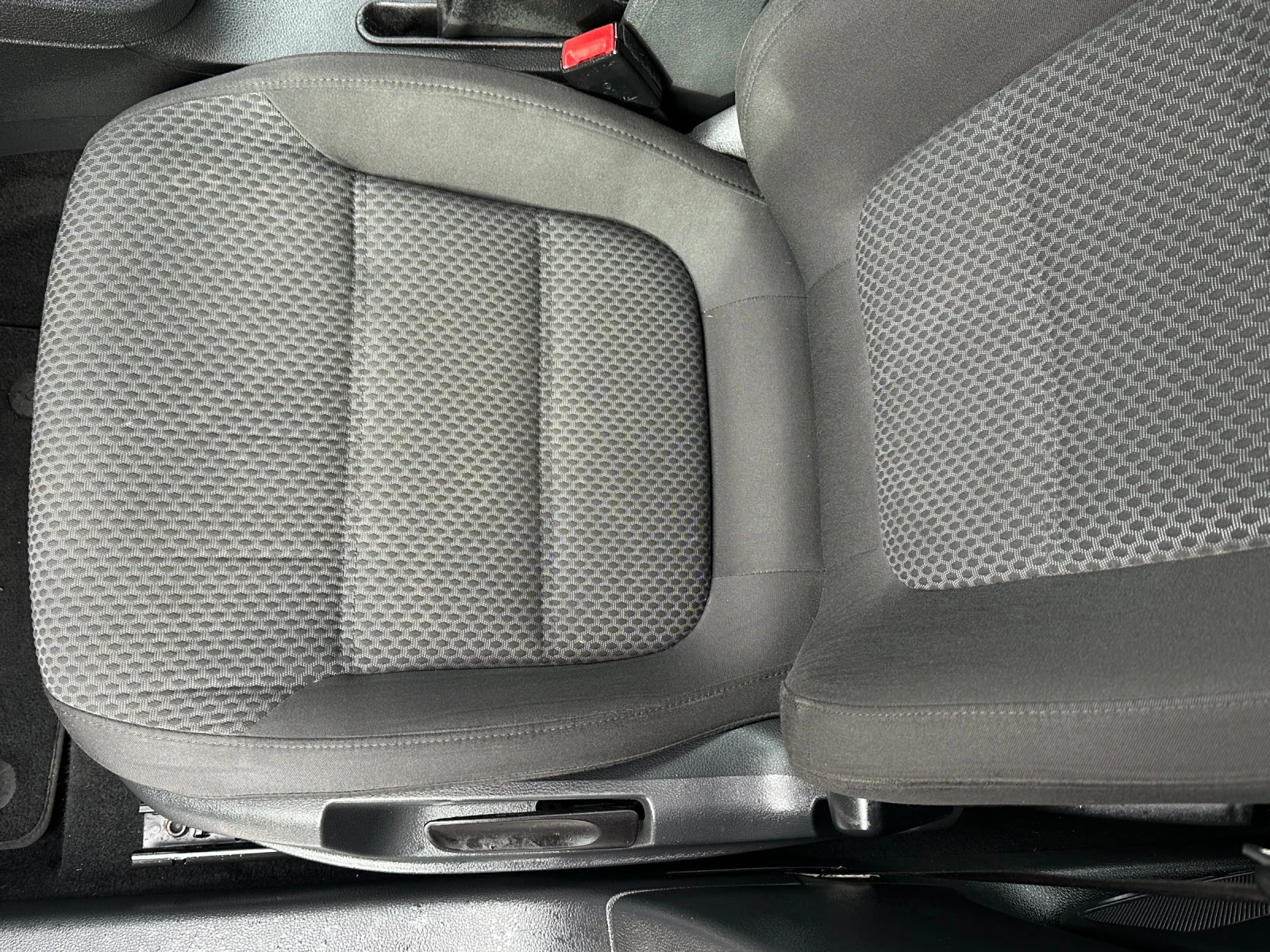 VW Jetta 1.6 TDI- РЕГИСТРИРАНА - изображение 8