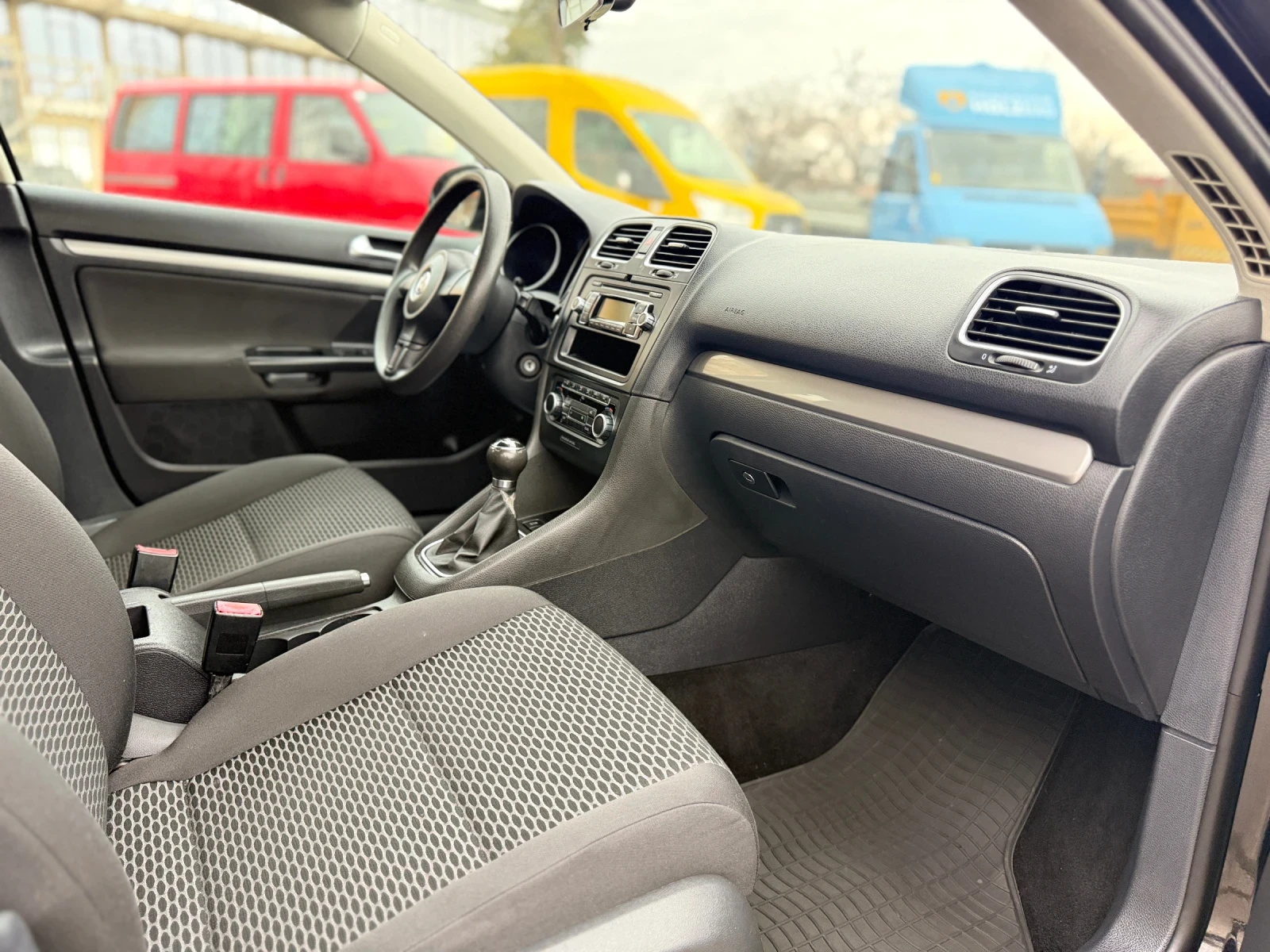 VW Golf 1.6TDI - 105ps, снимка 11 - Автомобили и джипове - 53933645