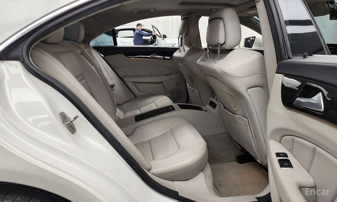 Mercedes-Benz CLS 63 AMG 4MATIC* HARMAN/KARDON* 360 CAM* DISTRONIC* ОБДУХ, снимка 16 - Автомобили и джипове - 53976211