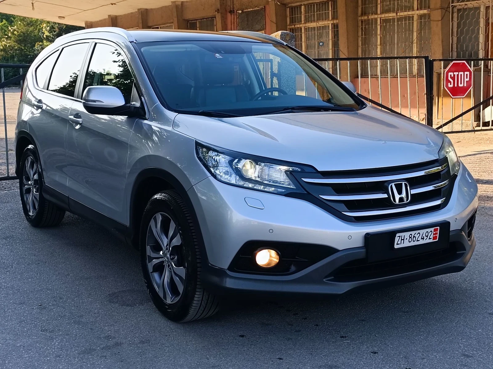 Honda Cr-v 2.0i-155кс-ШВЕЙЦАРИЯ-АВТОМАТ-4Х4-KEYLESS-NAVI, снимка 2 - Автомобили и джипове - 55908212