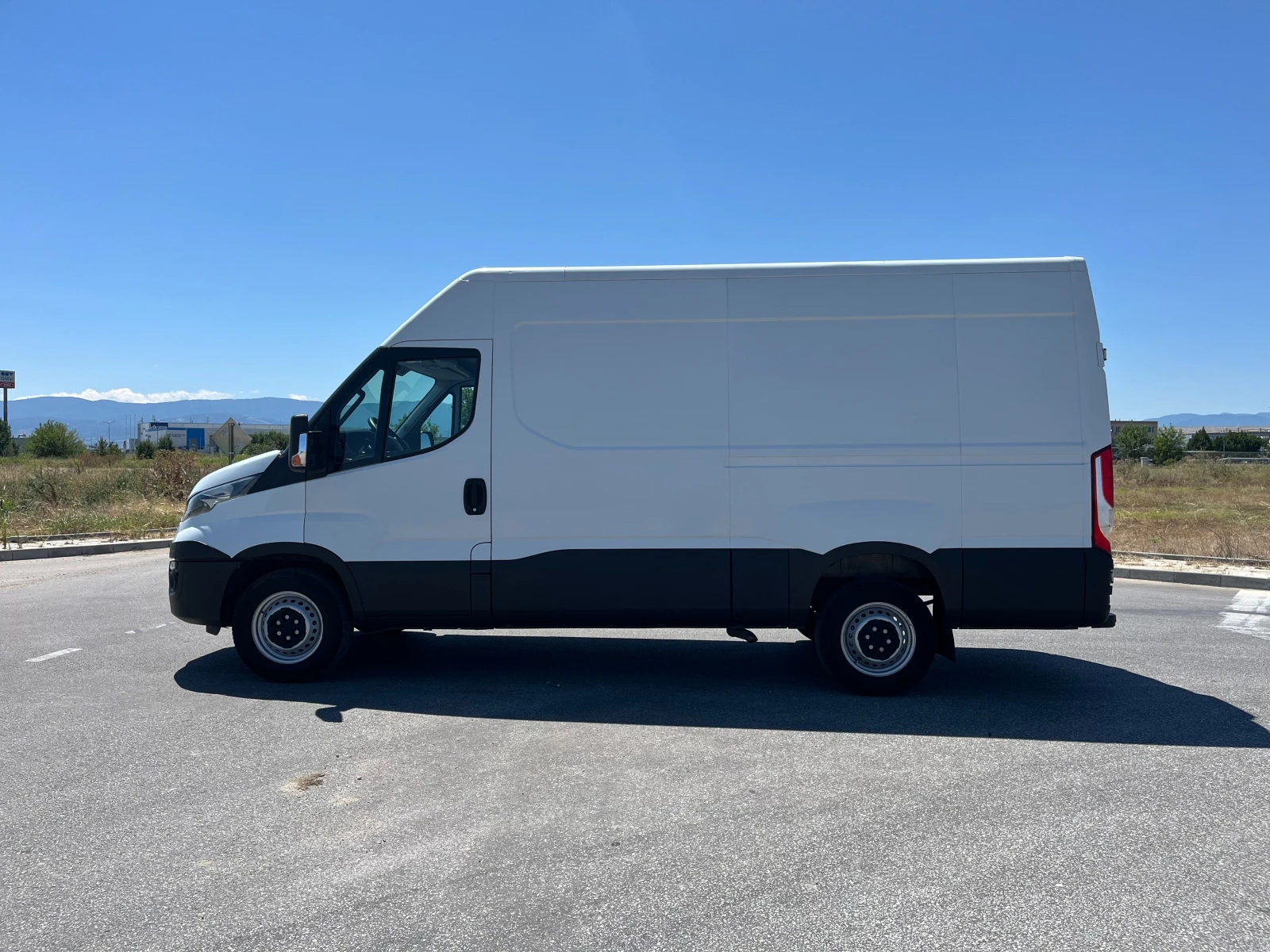 Iveco Daily 35S14 L2H2 140KC ЕВРО 6C ZF-АВТ. ПЕРФЕКТЕН, снимка 2 - Бусове и автобуси - 56214307