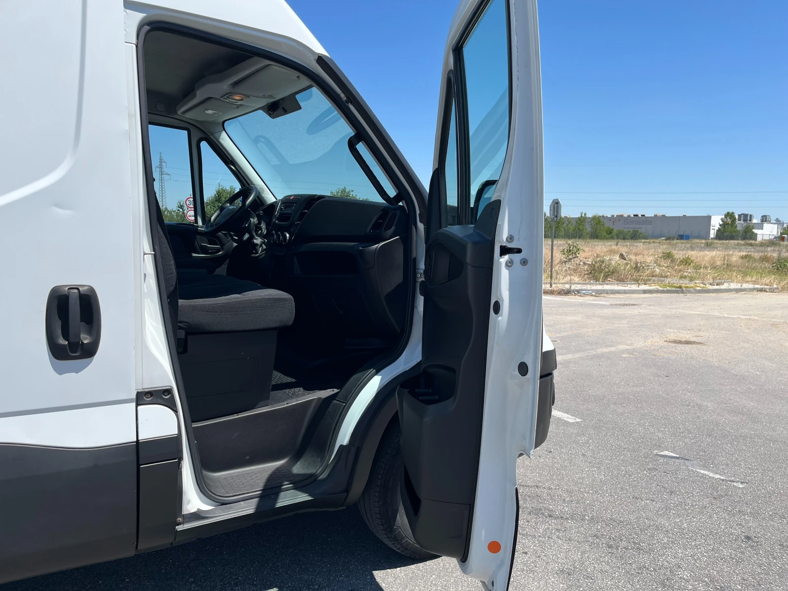 Iveco Daily 35S14 L2H2 140KC ЕВРО 6C ZF-АВТ. ПЕРФЕКТЕН, снимка 9 - Бусове и автобуси - 56214307