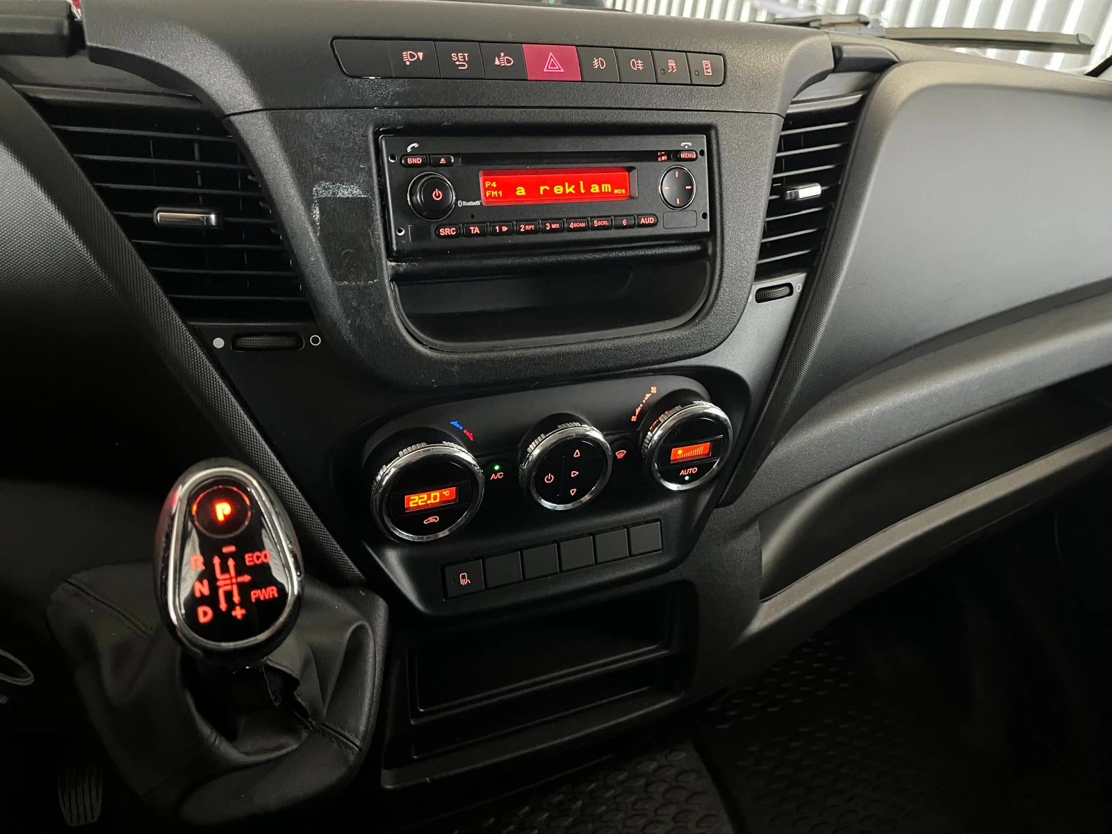 Iveco Daily 35S14 L2H2 140KC ЕВРО 6C ZF-АВТ. ПЕРФЕКТЕН, снимка 11 - Бусове и автобуси - 56214307