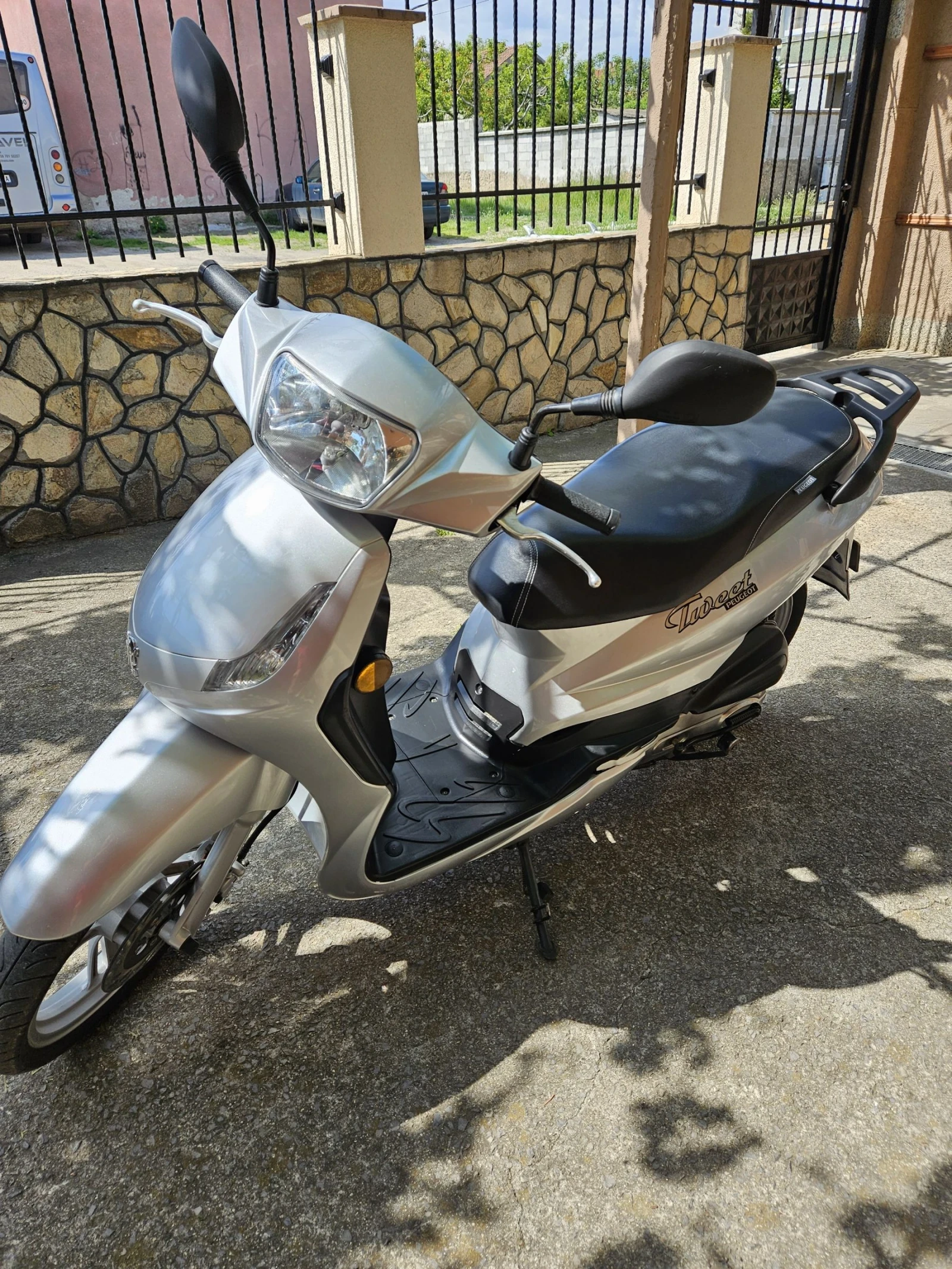 Peugeot Tweet 50cc 4тактов- топ състояние 6500км. Регистриран  - изображение 3