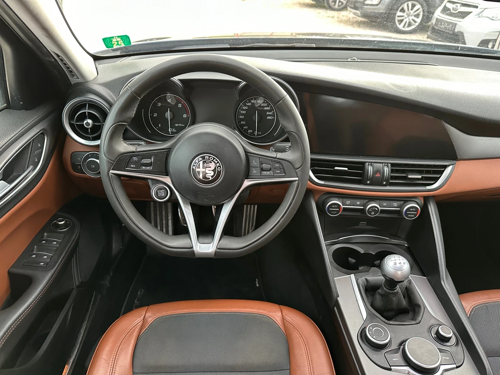 Alfa Romeo Giulia 2.2дизел 180кс 6скорости, снимка 13 - Автомобили и джипове - 54237044