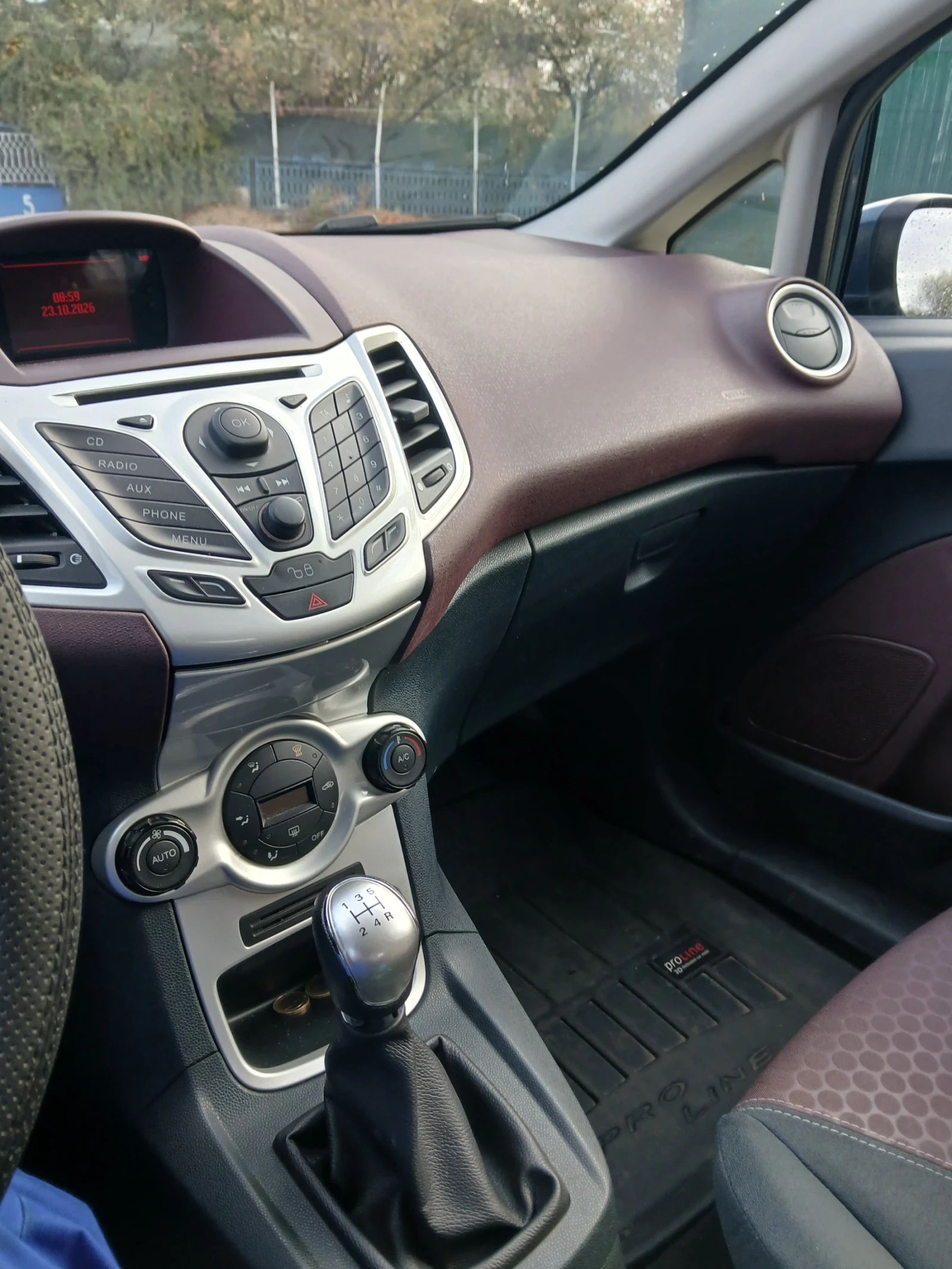 Ford Fiesta 1.4i, снимка 5 - Автомобили и джипове - 56633363