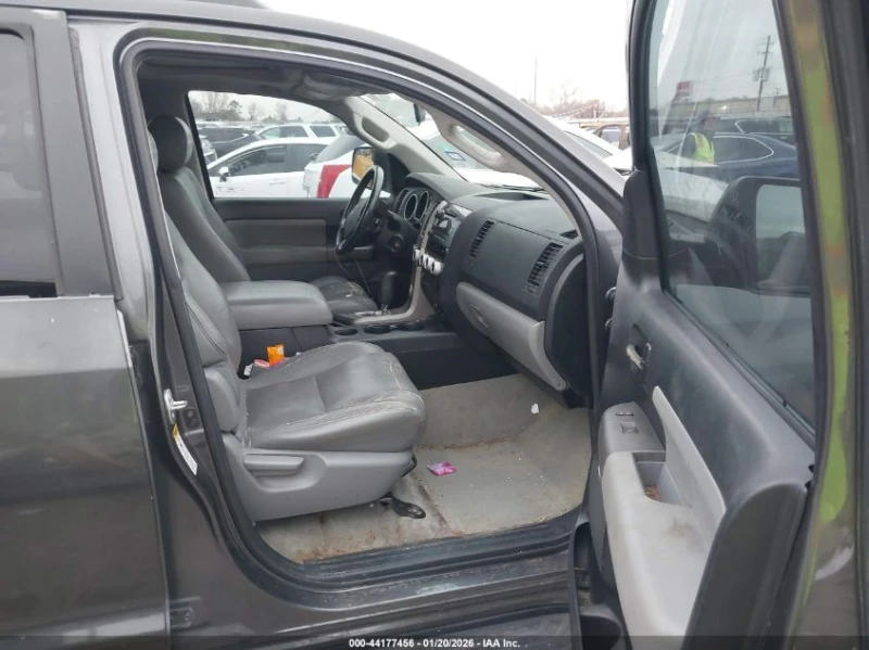 Toyota Sequoia 5.7l Sr5 5.7L V8, снимка 5 - Автомобили и джипове - 53324439