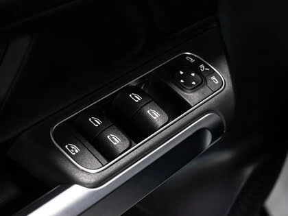 Mercedes-Benz GLB 4MATIC* АвтоКредит* (ЦЕНА ДО БГ), снимка 11 - Автомобили и джипове - 53250648