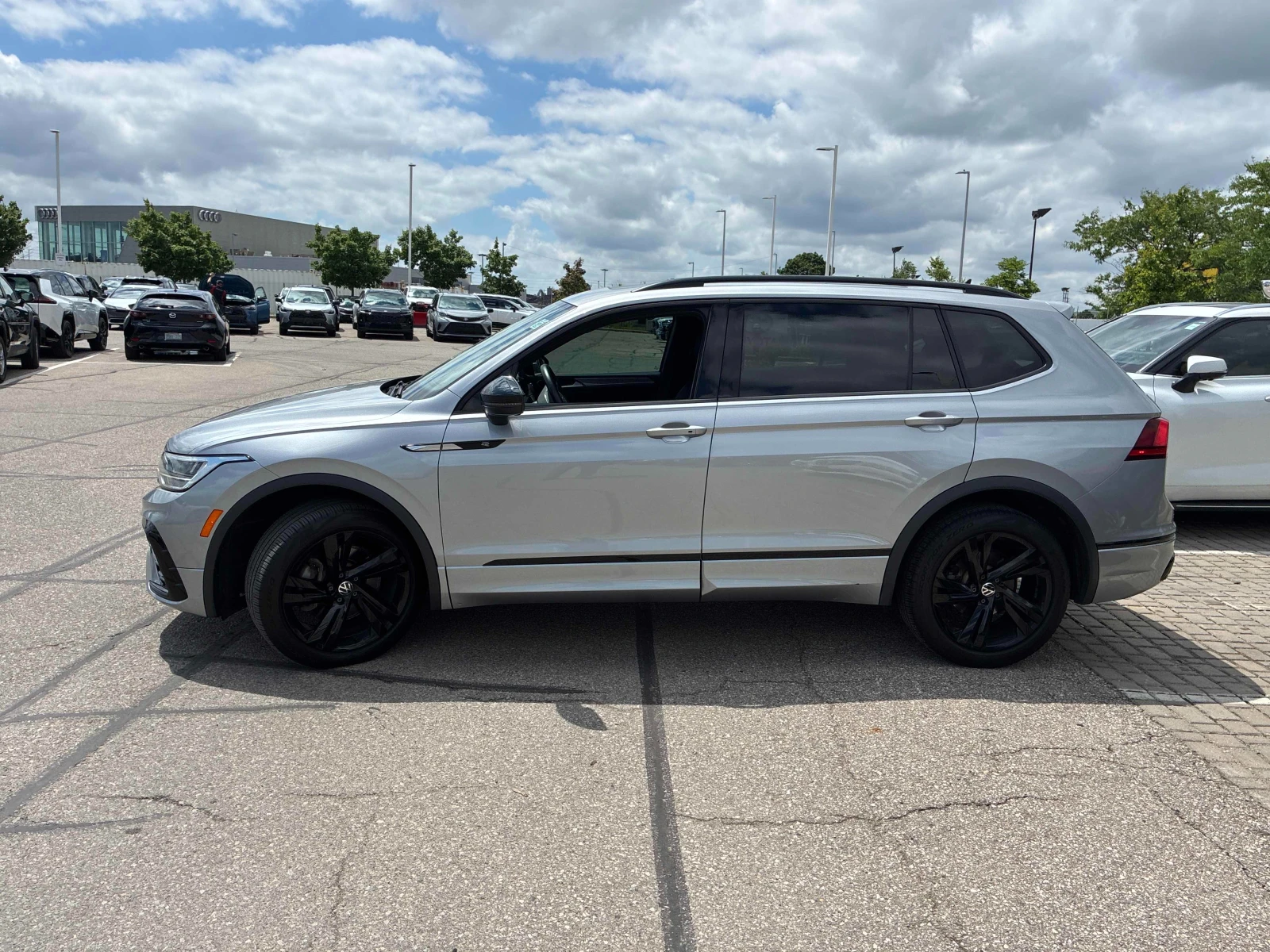 VW Tiguan R-Line Black Edition, снимка 4 - Автомобили и джипове - 54865425