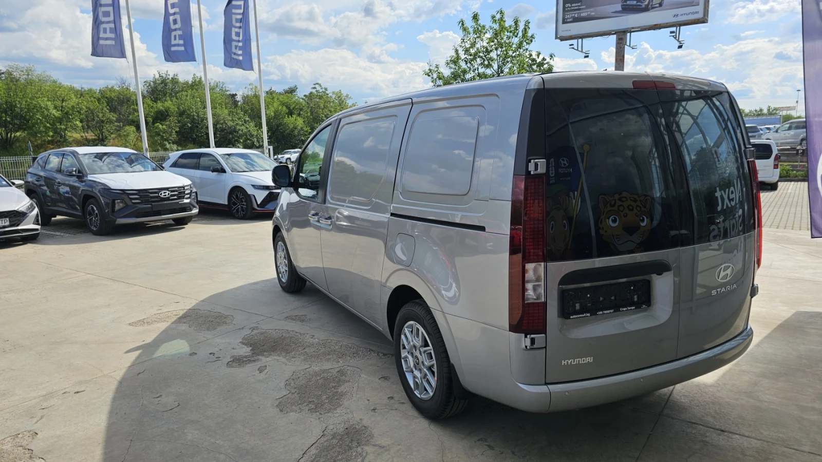 Hyundai Staria 3 Seats Exclusive TWIN SWING 1.6 GDI HEV 6AT/2, снимка 5 - Бусове и автобуси - 54627572