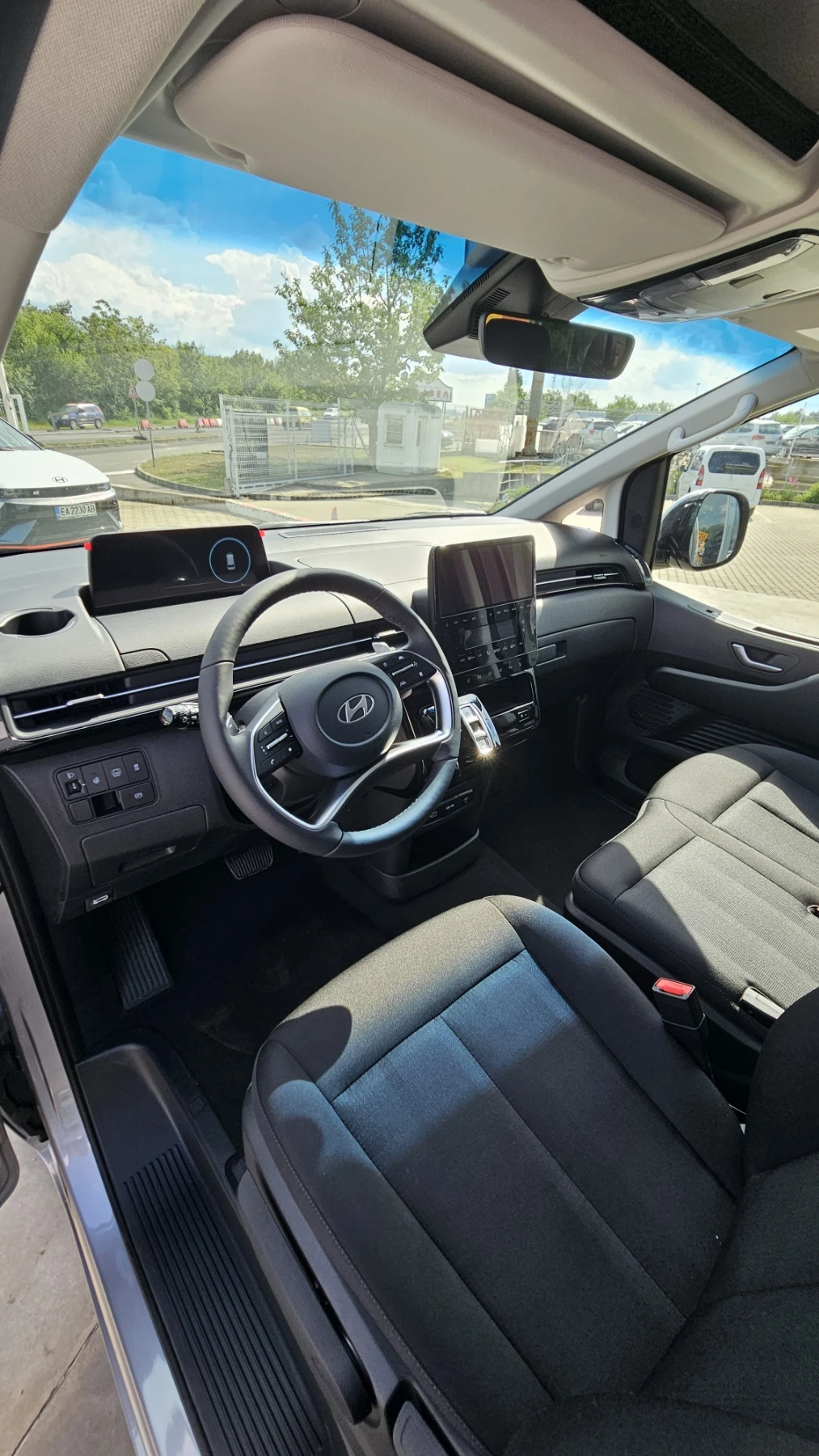 Hyundai Staria 3 Seats Exclusive TWIN SWING 1.6 GDI HEV 6AT/2, снимка 10 - Бусове и автобуси - 54627572