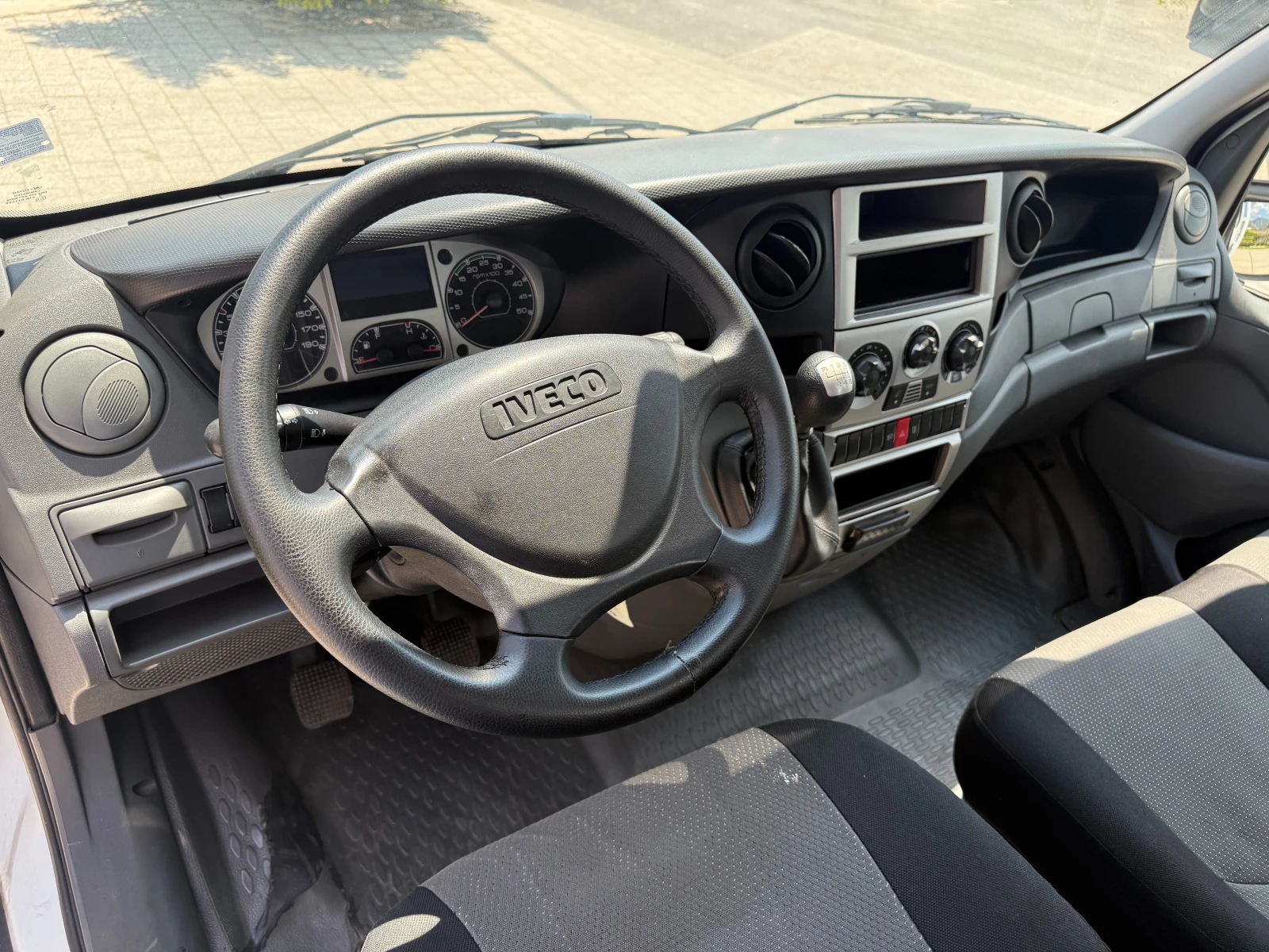 Iveco Daily 35C18 3.0HPI до 3.5т. 6.10м. Климатроник , снимка 15 - Бусове и автобуси - 55542386