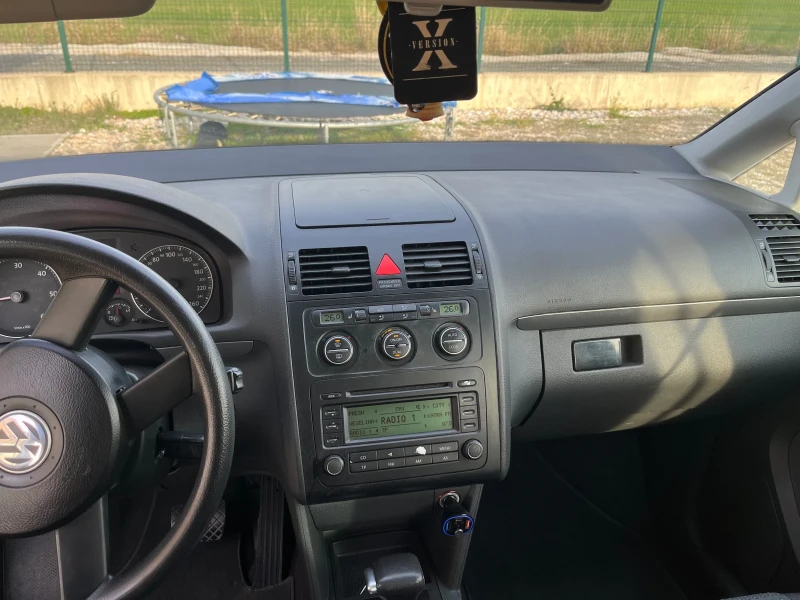 VW Touran 101кс DSG, снимка 6 - Автомобили и джипове - 52726599
