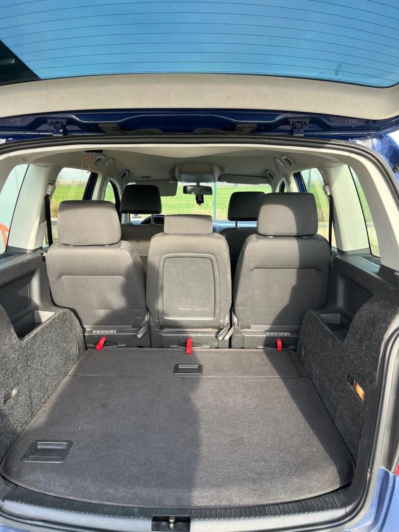 VW Touran 101кс DSG, снимка 8 - Автомобили и джипове - 52726599