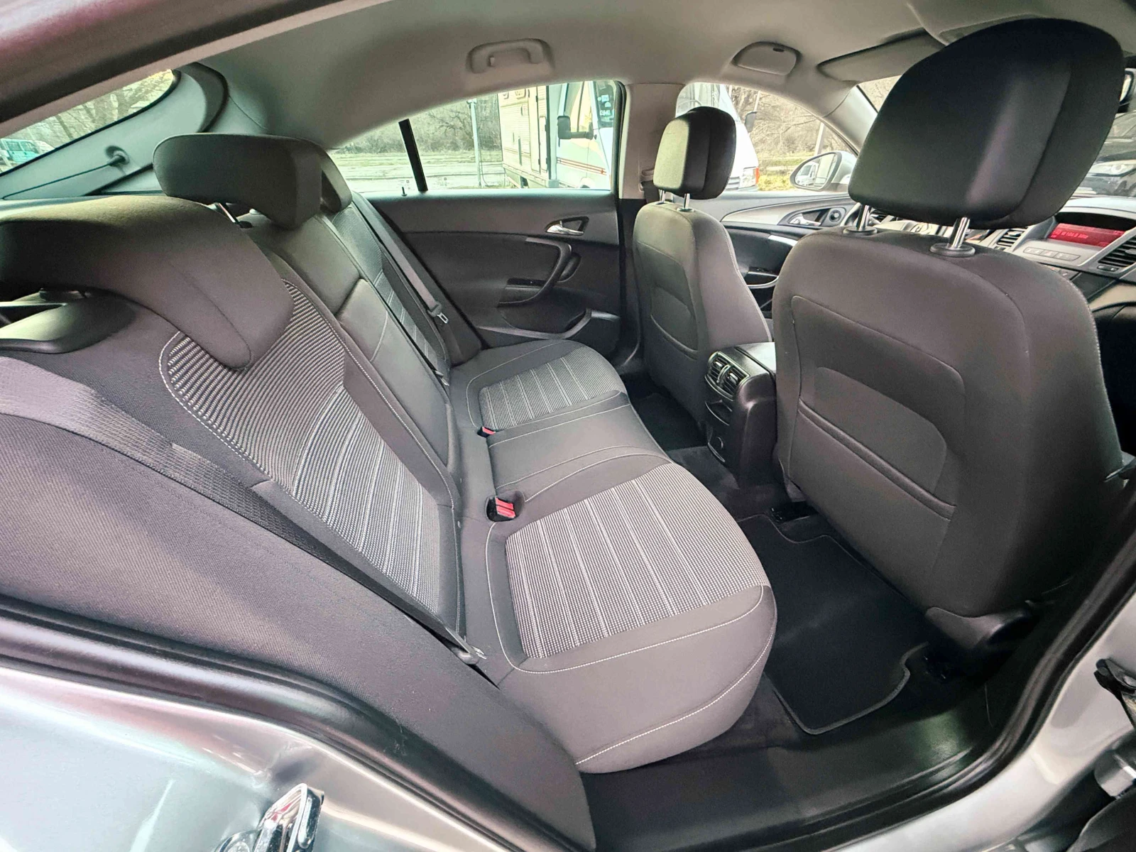 Opel Insignia 2.0CDTi 110hp, снимка 12 - Автомобили и джипове - 53353575