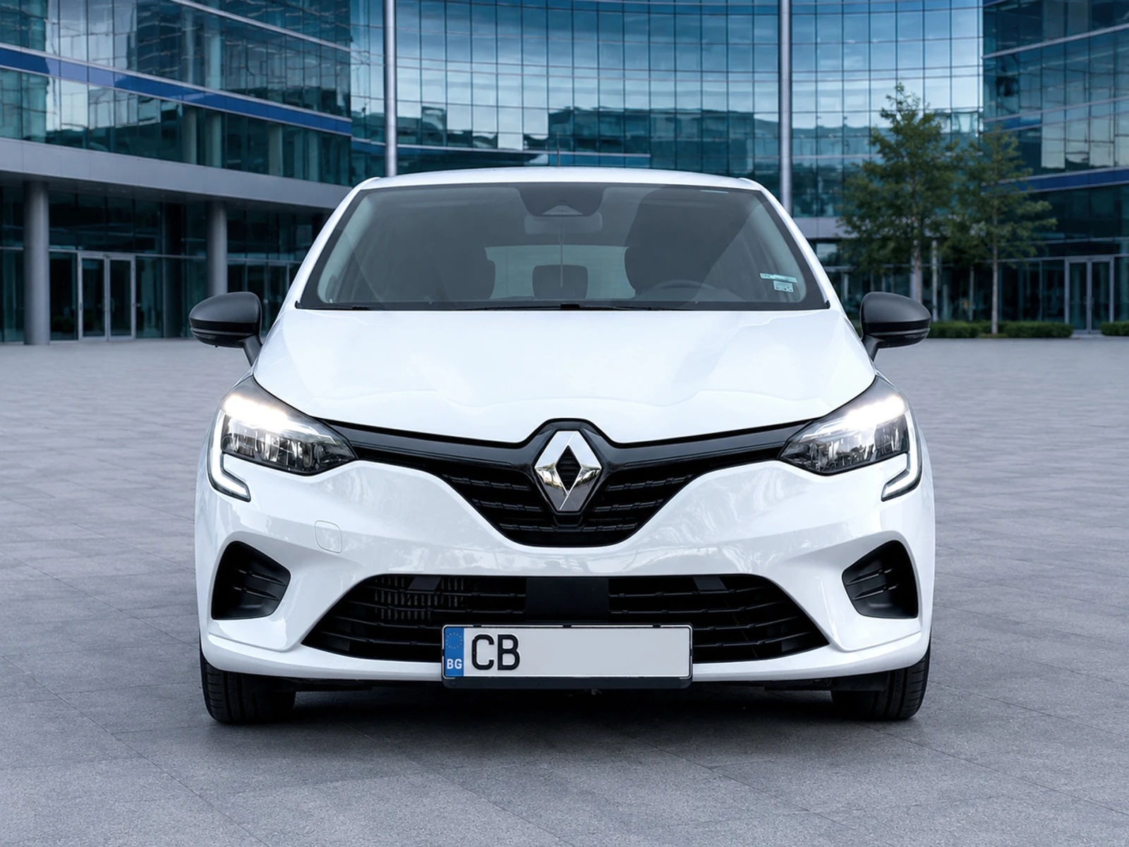 Renault Clio 1.0 SCE Гаранционен!, снимка 2 - Автомобили и джипове - 54267064