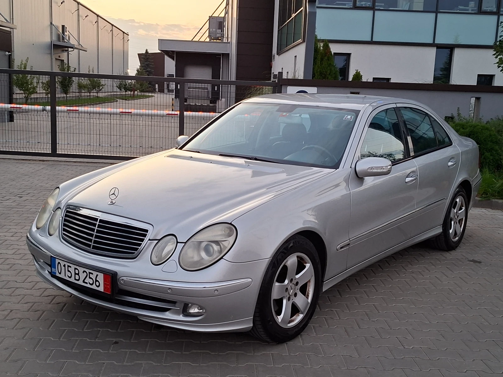 Mercedes-Benz E 270 2.7CDI* (177кс)* AVANTGARDE* НОВ ВНОС* , снимка 5 - Автомобили и джипове - 55891783