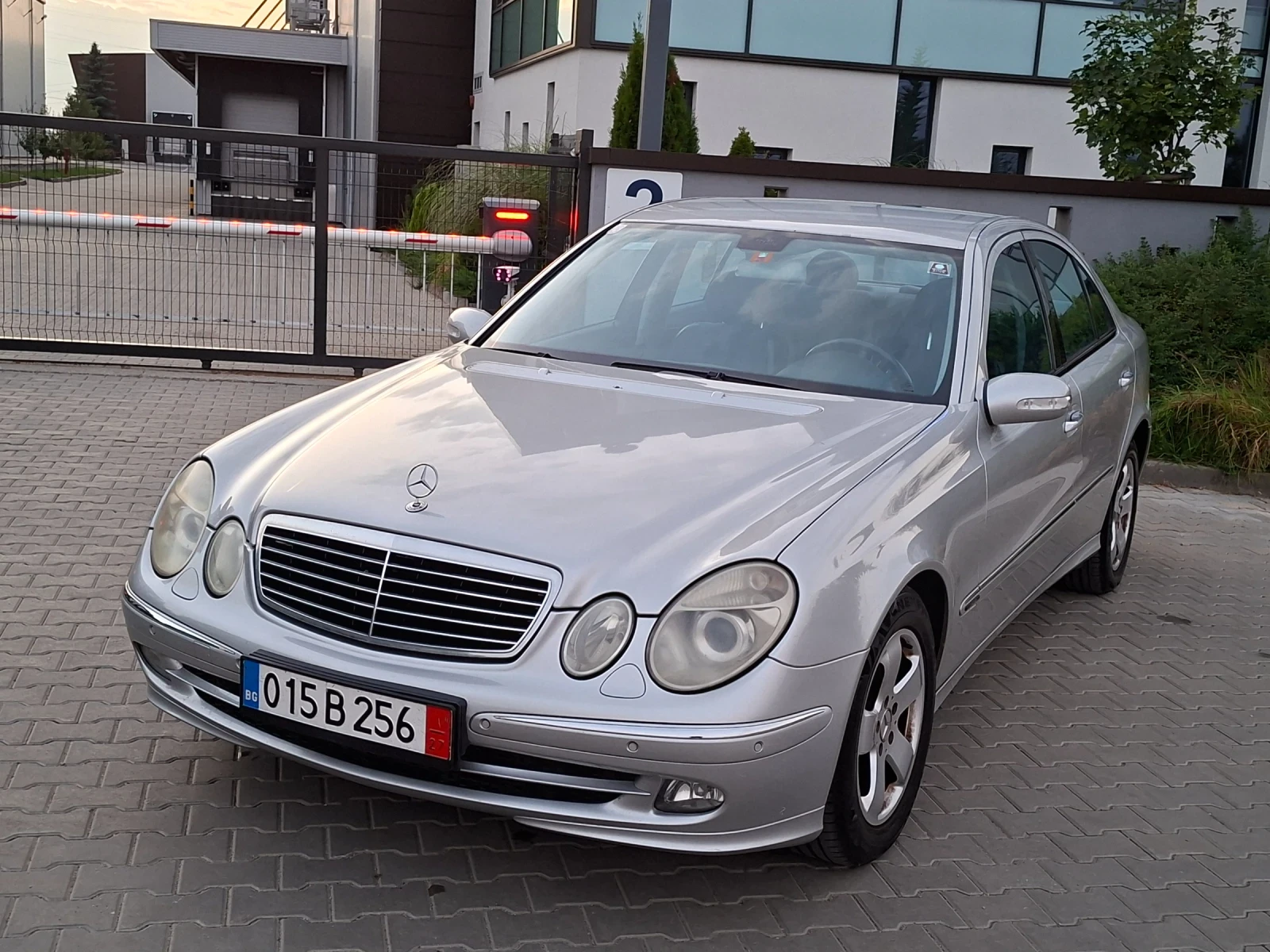 Mercedes-Benz E 270 2.7CDI* (177кс)* AVANTGARDE* НОВ ВНОС* , снимка 2 - Автомобили и джипове - 55891783