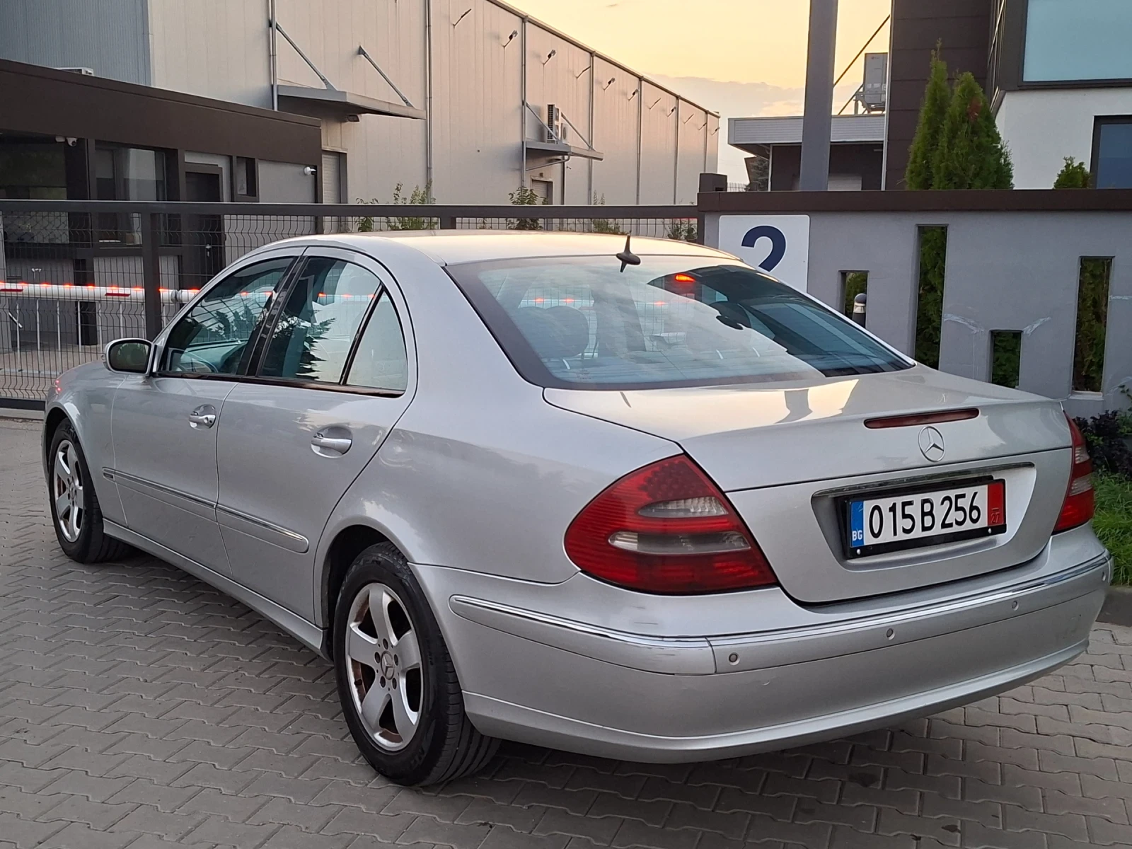 Mercedes-Benz E 270 2.7CDI* (177кс)* AVANTGARDE* НОВ ВНОС* , снимка 7 - Автомобили и джипове - 55891783