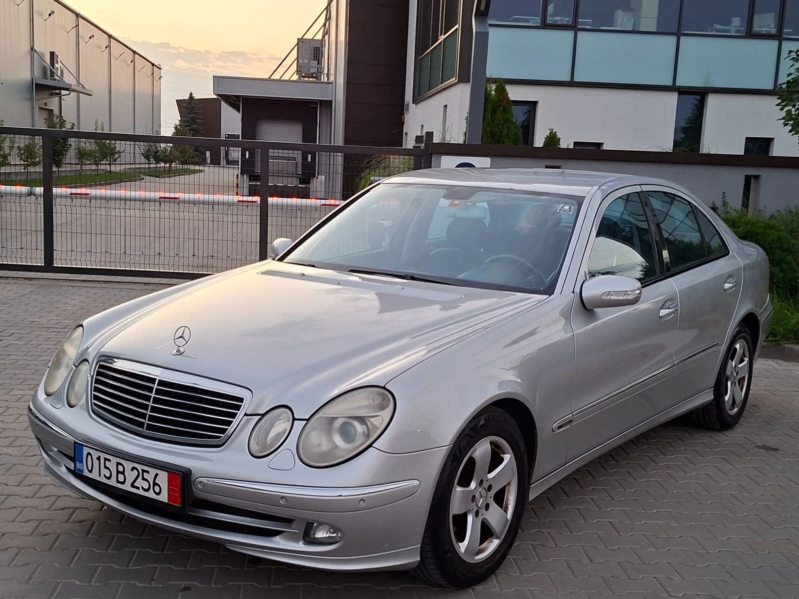 Mercedes-Benz E 270 2.7CDI* (177кс)* AVANTGARDE* НОВ ВНОС* , снимка 4 - Автомобили и джипове - 55891783