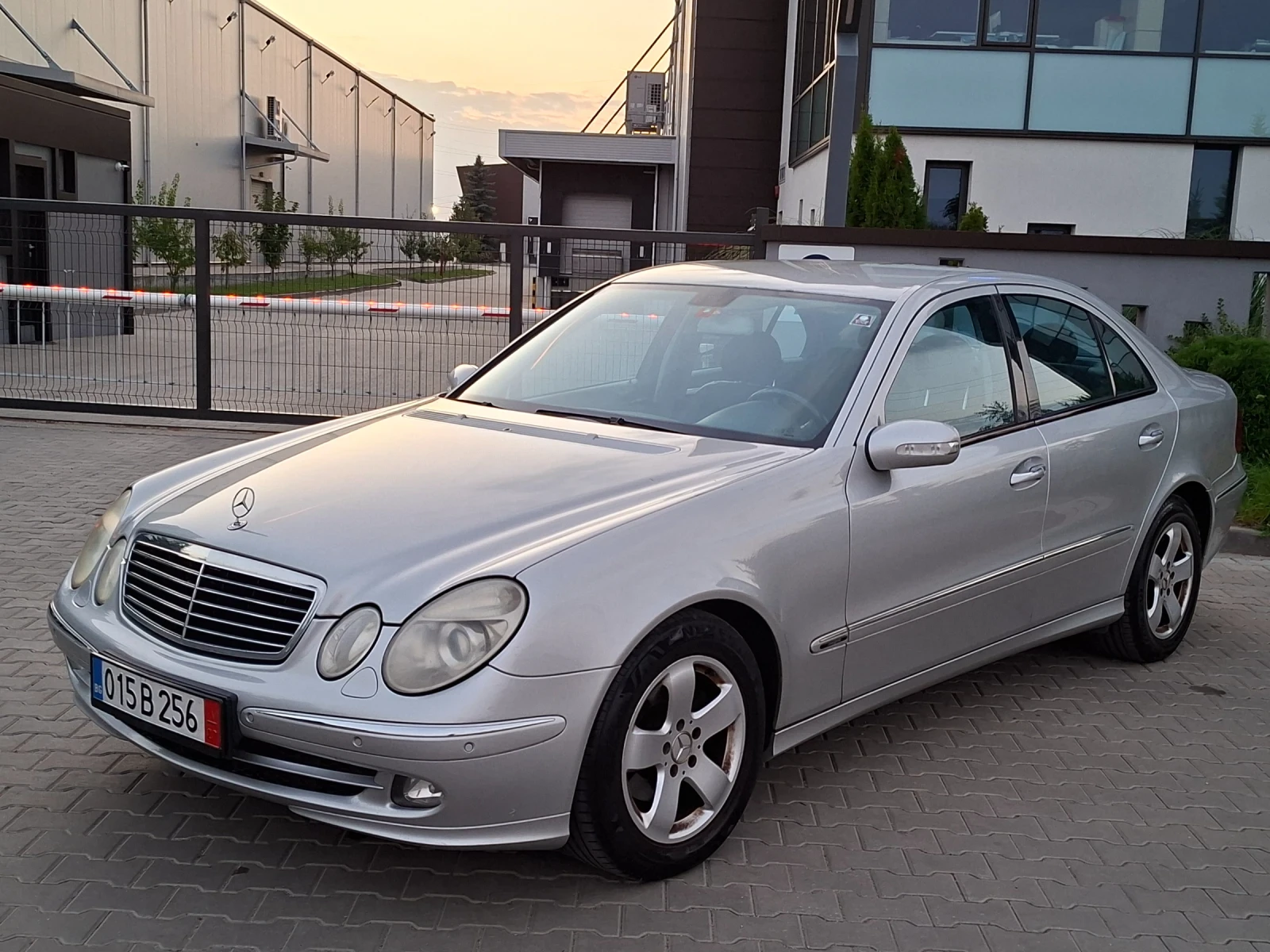 Mercedes-Benz E 270 2.7CDI* (177кс)* AVANTGARDE* НОВ ВНОС* , снимка 6 - Автомобили и джипове - 55891783