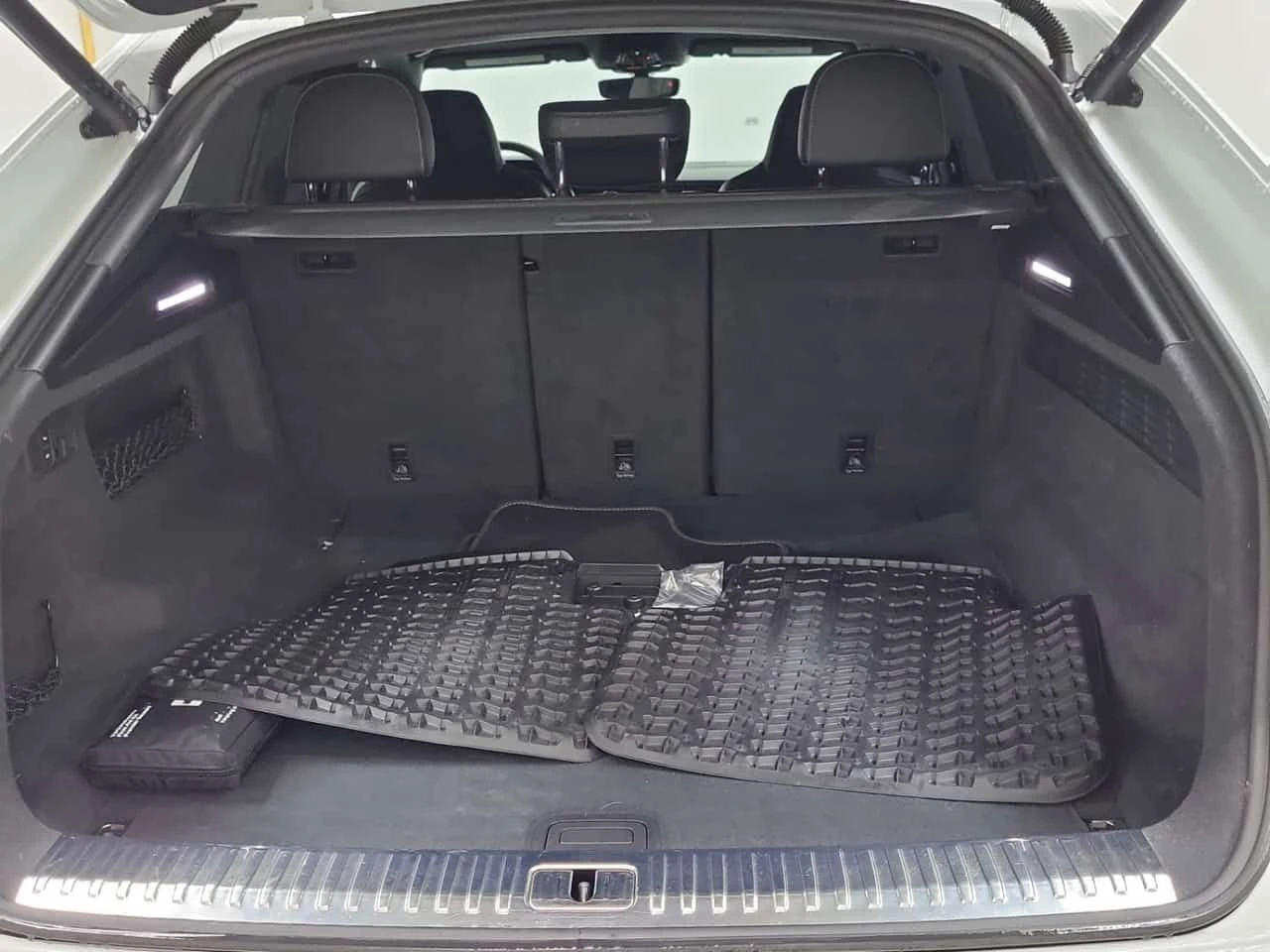 Audi RSQ8 * АВТОКРЕДИТ БЕЗ ПЪРВОНАЧАЛНА ВНОСКА * , снимка 15 - Автомобили и джипове - 54562212