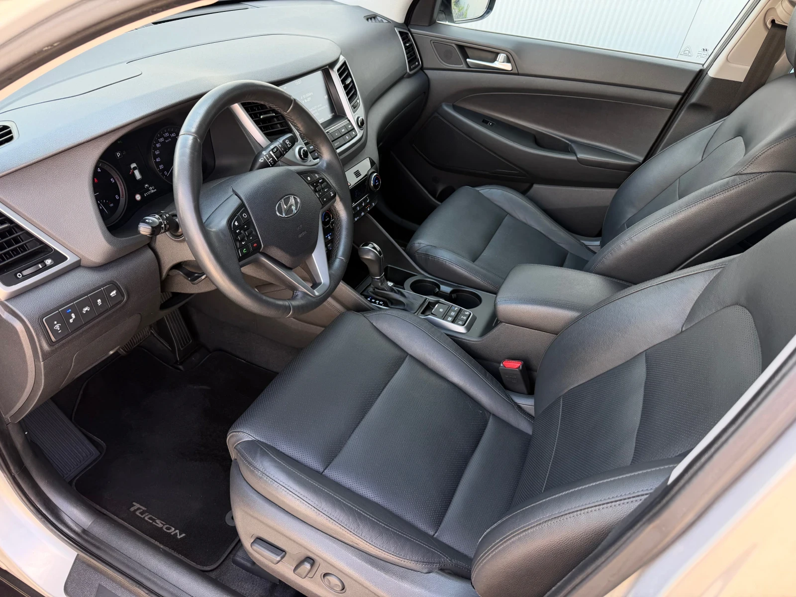 Hyundai Tucson 2.0 CRDi 185кс 4х4 Premium/ Всички екстри/ История, снимка 10 - Автомобили и джипове - 54654790