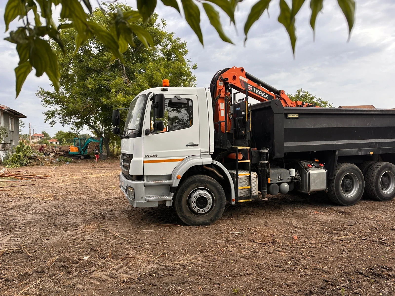 Mercedes-Benz 2629 Самосвал с Кран - изображение 2