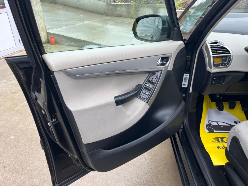 Citroen C4 Picasso 1.8, снимка 11 - Автомобили и джипове - 52469485