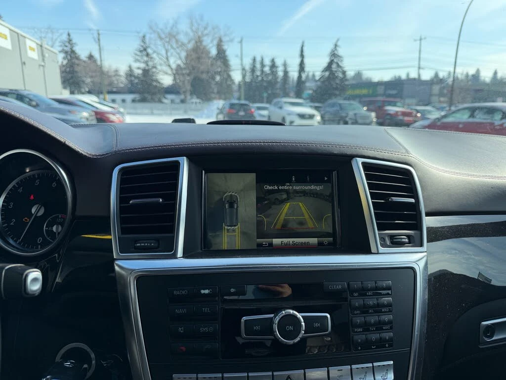 Mercedes-Benz ML 550 4MATIC* DESIGNO* HARMAN* 360 КАМЕРИ* ОБДУХ* FULL, снимка 14 - Автомобили и джипове - 54108218