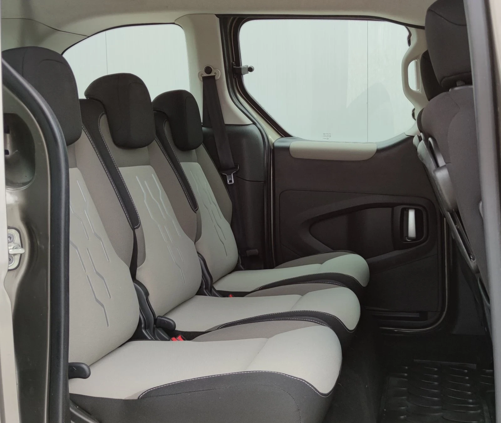 Peugeot Partner 1.6HDI* FACELIFT* , снимка 14 - Автомобили и джипове - 54478889