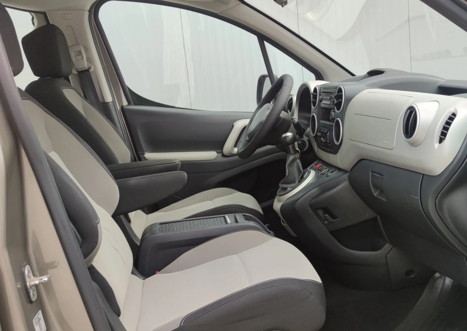 Peugeot Partner 1.6HDI* FACELIFT* , снимка 12 - Автомобили и джипове - 54478889
