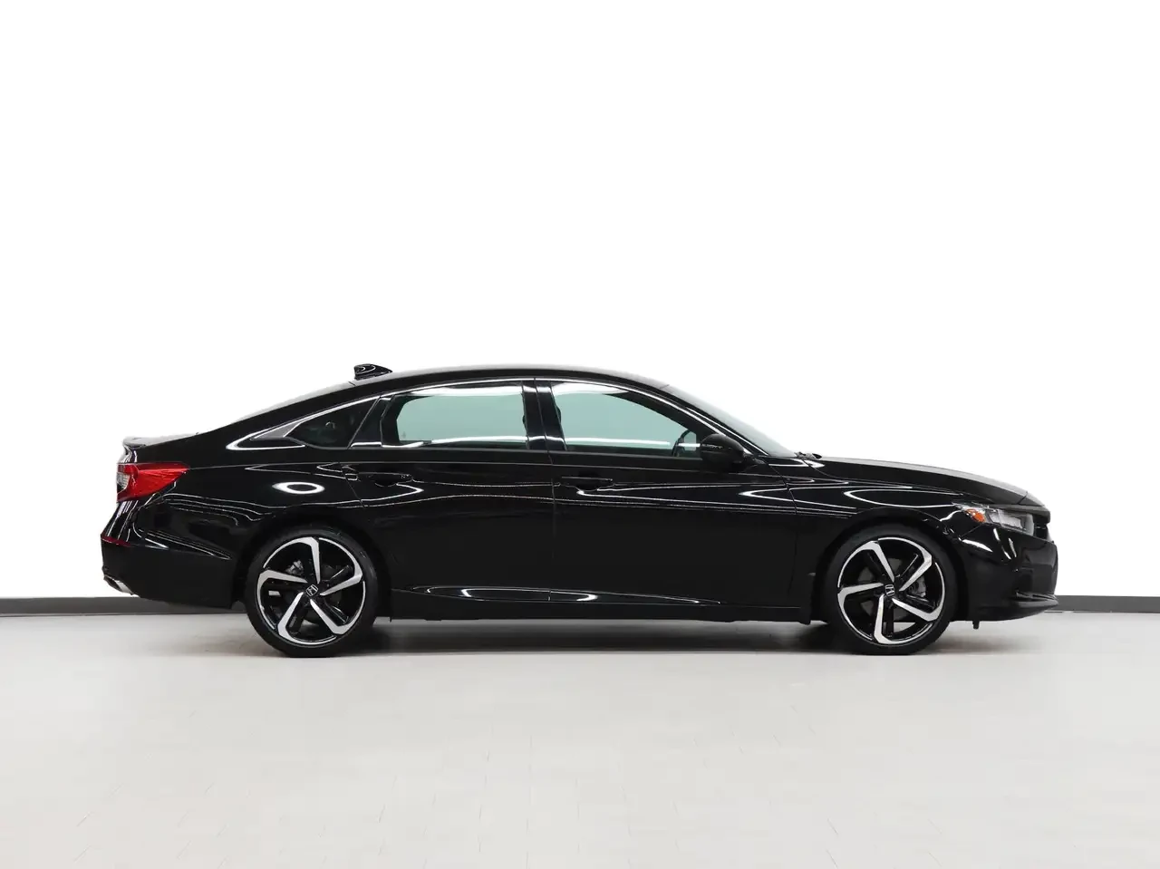 Honda Accord SPORT | Sunroof | Leather | BSM | CarPlay Front | Mobile.bg � ����������� 3