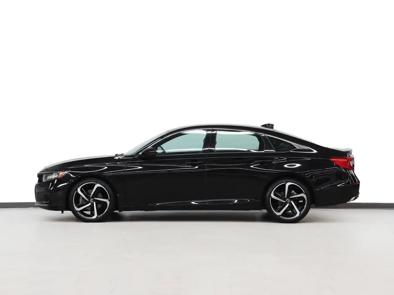 Honda Accord SPORT | Sunroof | Leather | BSM | CarPlay Front | Mobile.bg � ����������� 5