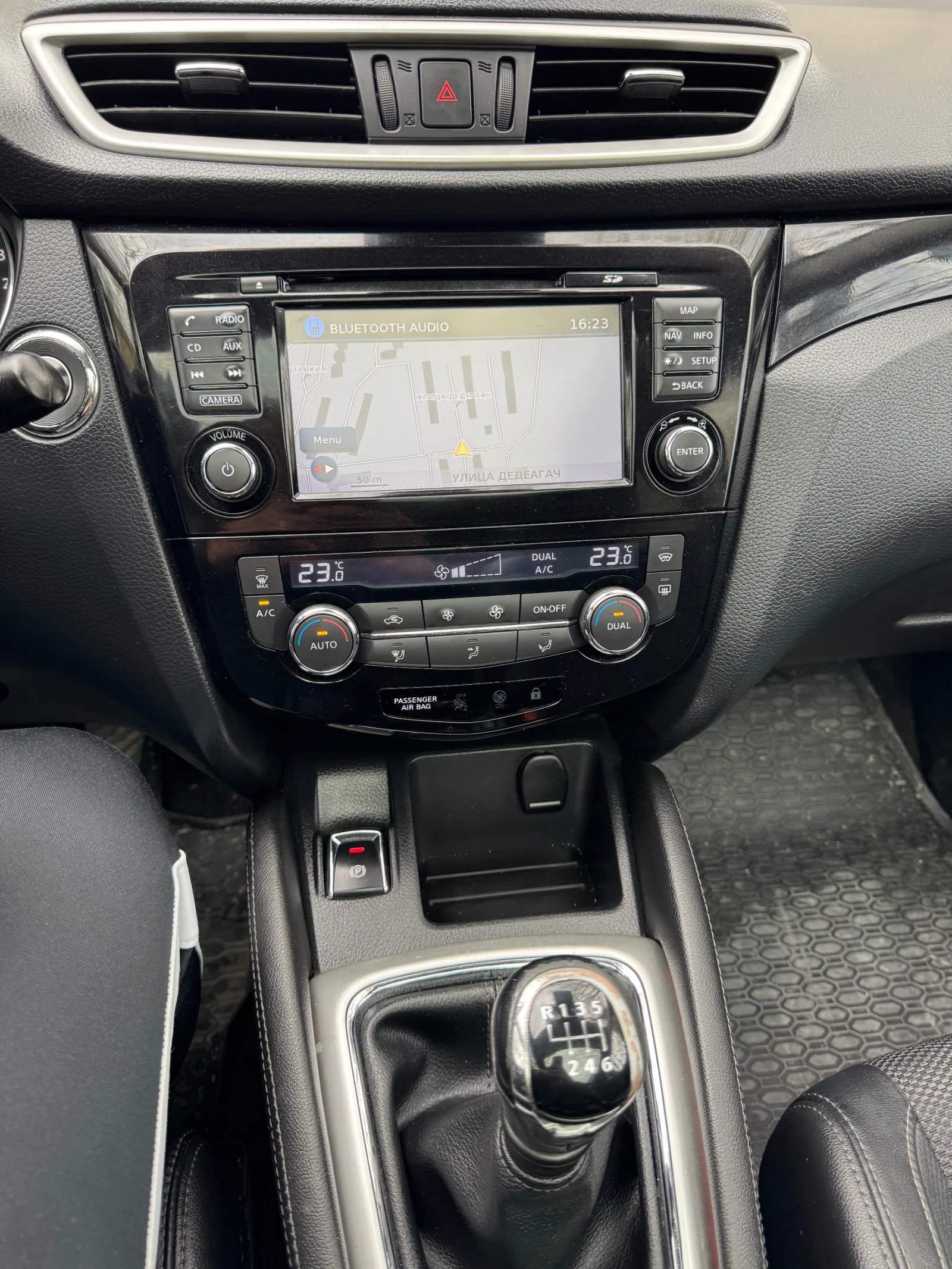 Nissan Qashqai Nissan Qashqai 1.5 dCi | Панорама | 360 Камери | K, снимка 12 - Автомобили и джипове - 54167639