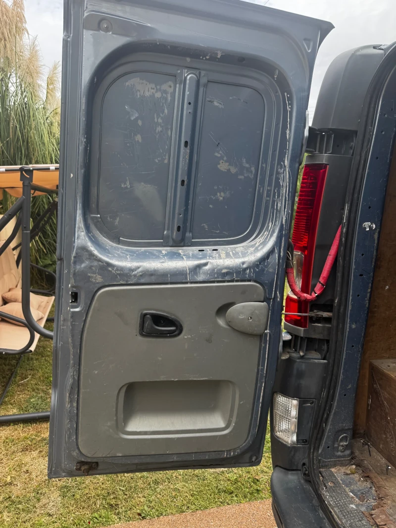 Renault Trafic 2.0 dci, снимка 15 - Бусове и автобуси - 52024657