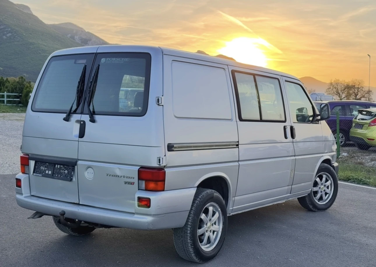 VW Transporter 2.5 TDI - 151кс / TransVan Comfortline / КЛИМАТИК , снимка 4 - Бусове и автобуси - 54346885